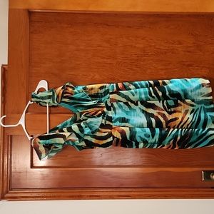 Bisou Bisou sleeveless, size 4, juniors, gently worn. Zipper up the back.